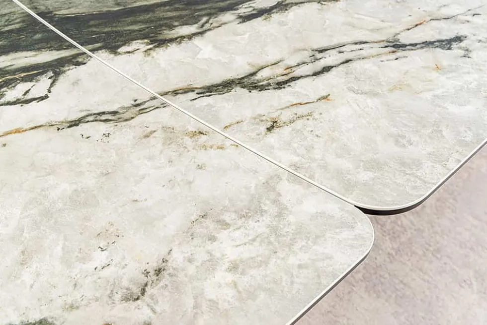 Ausziehbarer Esstisch ELEMENTS 180-260cm taupe grau spanische Keramik Walnuss Gestell