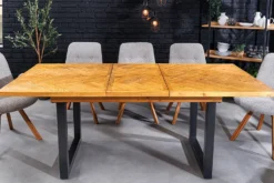 Ausziehbarer Esstisch MOSAIK 140-180cm braun Pinie recyceltes Massivholz Metall schwarz