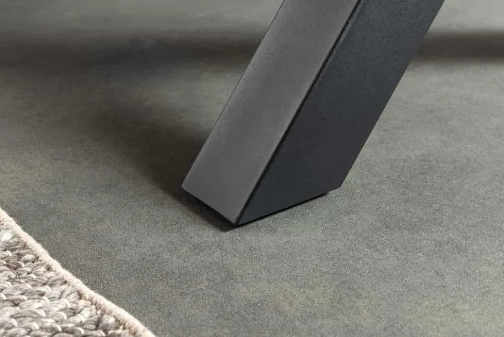 Ausziehbarer Esstisch WILD 180-220cm grau gekälkt Wildeichen-Design Baumkante schwarz