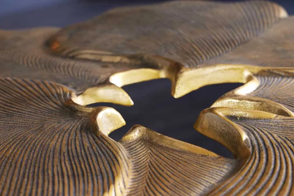 Dekorativer Couchtisch GINKGO 95cm gold schwarz handmade Metall