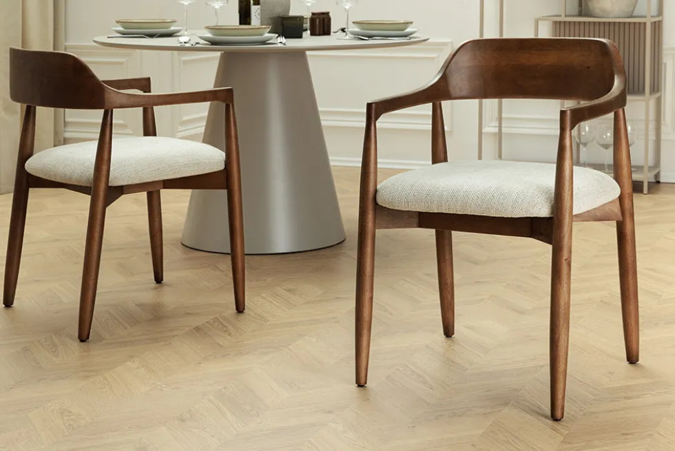 Design Armlehnen-Stuhl KENNEDY braun smoke creme aus recycelter Pinie mit Polstersitz