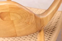 Design Armlehnen-Stuhl KENNEDY natur aus recyceltem Pinienholz mit Korbgeflecht