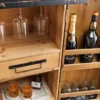 Design Barschrank BODEGA 120cm natur Pinienholz mit 3D-Front und Flaschenregal