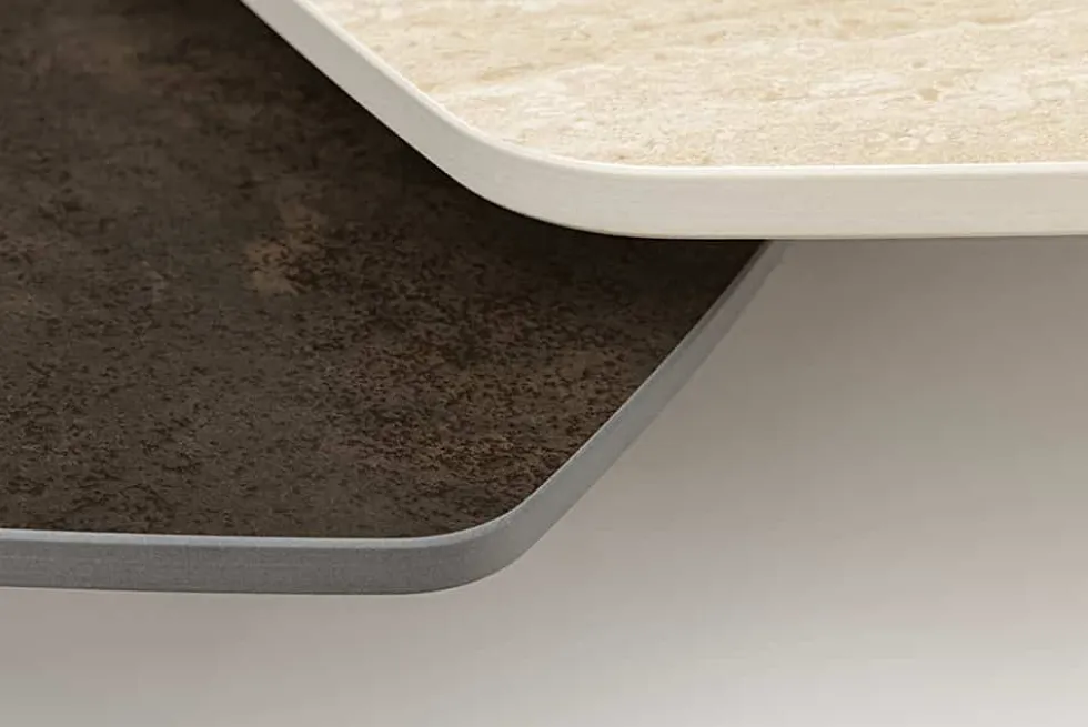 Design Couchtisch MOVEMENT rost Pentagon drehbar Travertin Keramik schwarz Metall