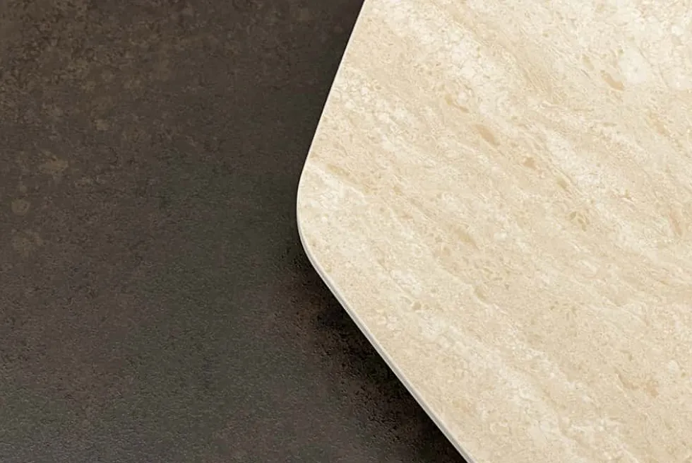 Design Couchtisch MOVEMENT rost Pentagon drehbar Travertin Keramik schwarz Metall