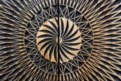 Design Highboard ILLUSION 120cm schwarz Mangoholz Massivholz mit 3D Schnitzereien gold Eisen Metallgestell