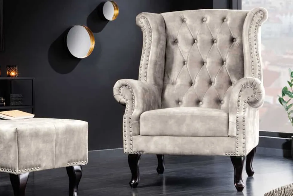 Design Ohrensessel CHESTERFIELD 105cm champagner beige Samt silber Ziernieten