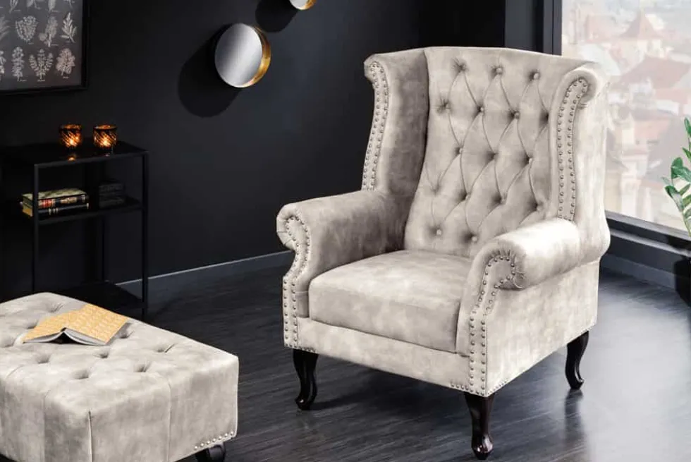 Design Ohrensessel CHESTERFIELD 105cm champagner beige Samt silber Ziernieten