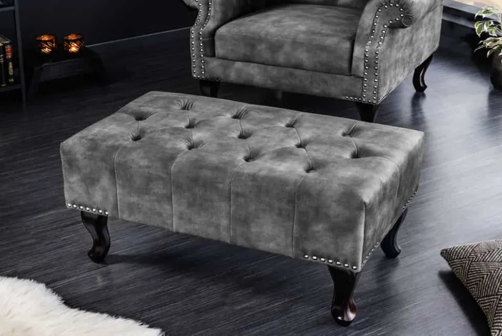 Design Sitzhocker CHESTERFIELD 80cm grau Samt Knopfheftung Nietenbesatz