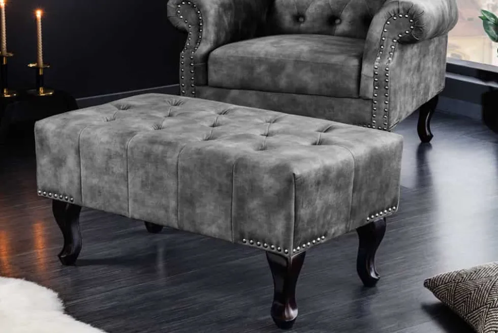Design Sitzhocker CHESTERFIELD 80cm grau Samt Knopfheftung Nietenbesatz
