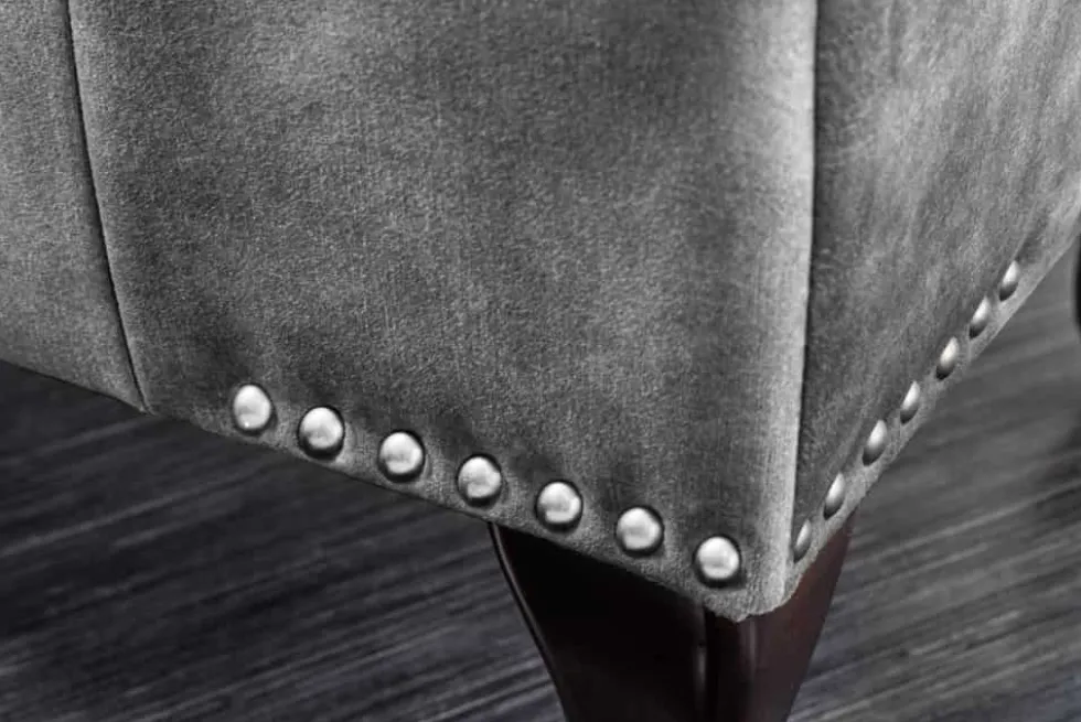 Design Sitzhocker CHESTERFIELD 80cm grau Samt Knopfheftung Nietenbesatz