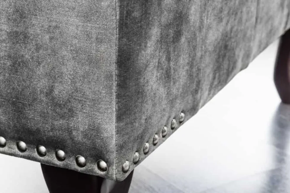 Design Sitzhocker CHESTERFIELD 80cm grau Samt Knopfheftung Nietenbesatz