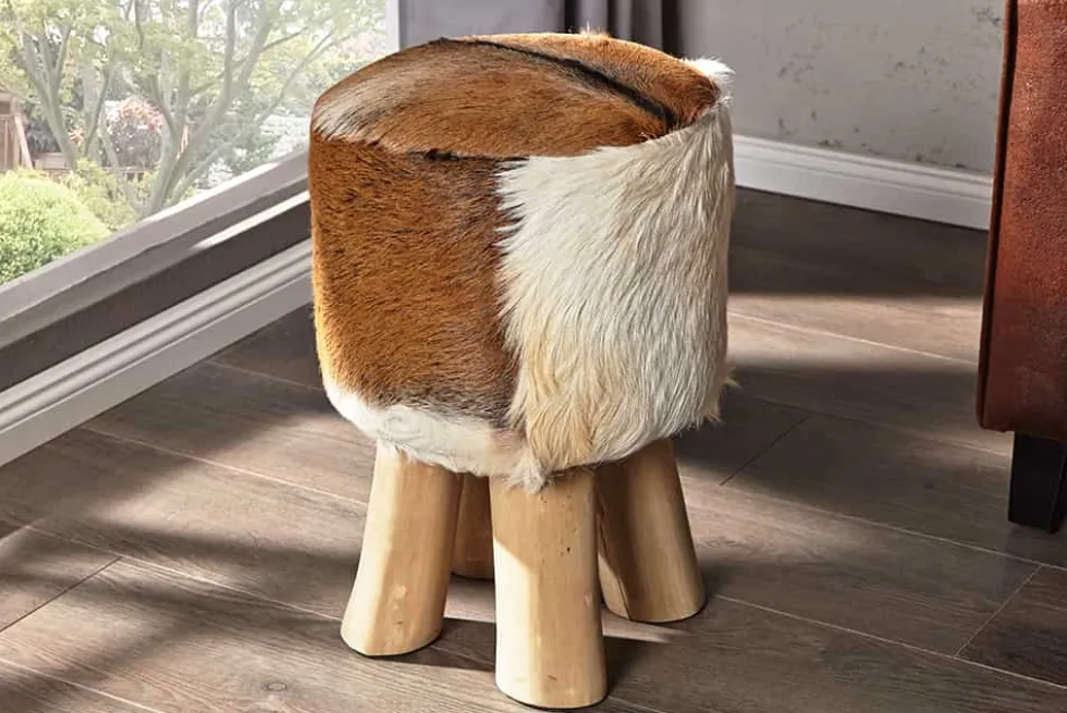 Design Sitzhocker HIDE 45cm braun weiß mit Ziegenfell und Teakholz