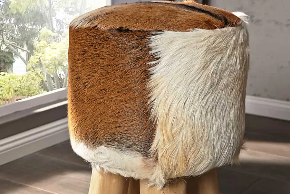 Design Sitzhocker HIDE 45cm braun weiß mit Ziegenfell und Teakholz