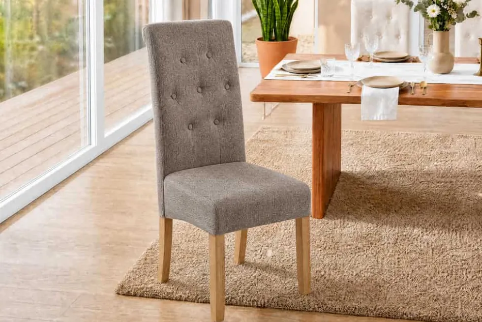 Design Stuhl CASA taupe Strukturstoff Massivholzbeine mit Zierknöpfen und Nackenrolle