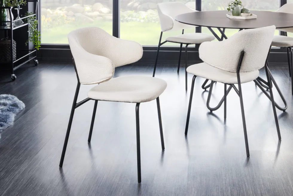 Design Stuhl VOGUE weiß Bouclé schwarze Metallbeine