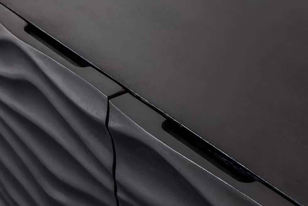 Design TV-Board WAVE 160cm schwarz Mangoholz mit 3D Schnitzereien hängend