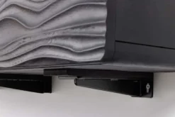 Design TV-Board WAVE 160cm schwarz Mangoholz mit 3D Schnitzereien hängend