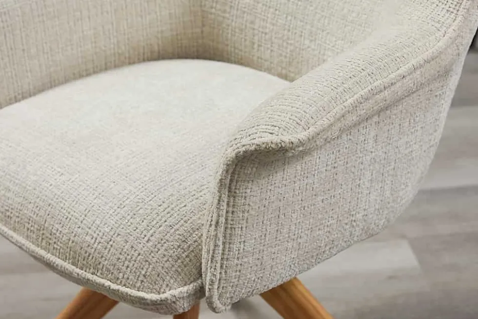 Drehbarer Stuhl LE GRAND beige Chenille Cremona natur Eiche Massivholz mit Armlehne