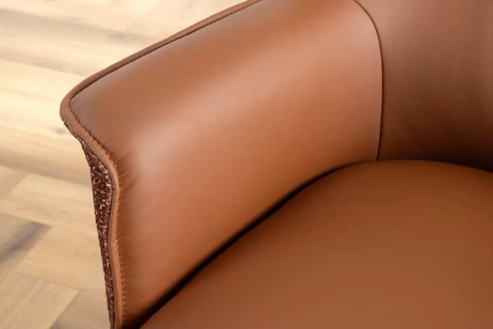 Drehbarer Stuhl LE GRAND cognac Echtleder Strukturstoff schwarzes Metallgestell