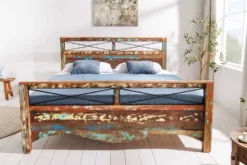 Einzigartiges Bett JAKARTA 185cm braun bunt aus recycelten Fischerbooten Massivholz