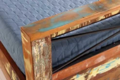 Einzigartiges Bett JAKARTA 185cm braun bunt aus recycelten Fischerbooten Massivholz