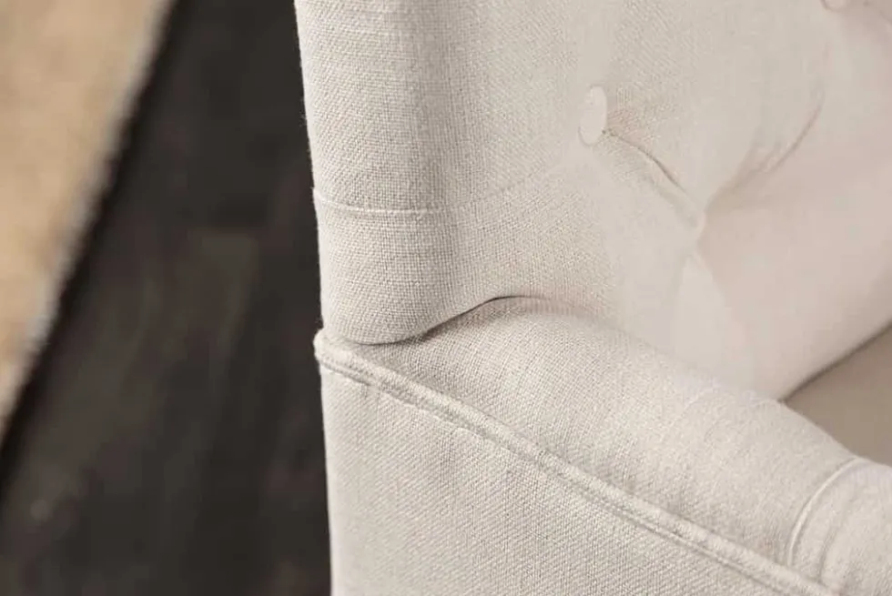 Eleganter Armlehnen Stuhl CASTLE beige mit Chesterfield Steppung im Landhausstil