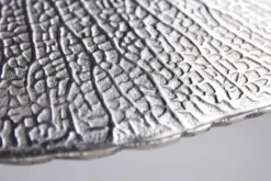 Handgearbeiteter Beistelltisch ABSTRACT LEAF 40cm silber