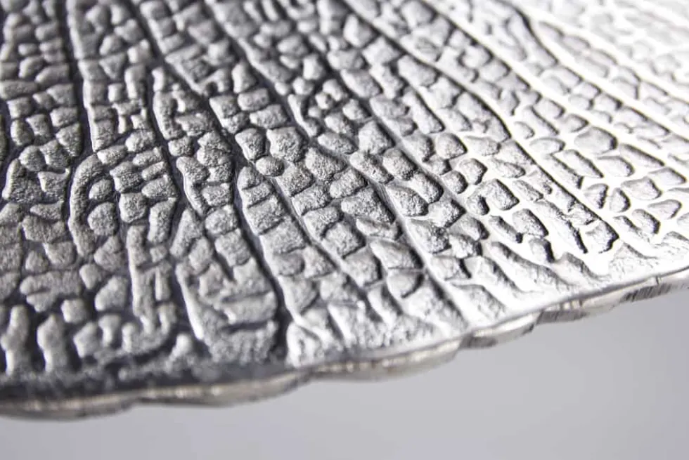 Handgearbeiteter Beistelltisch ABSTRACT LEAF 40cm silber