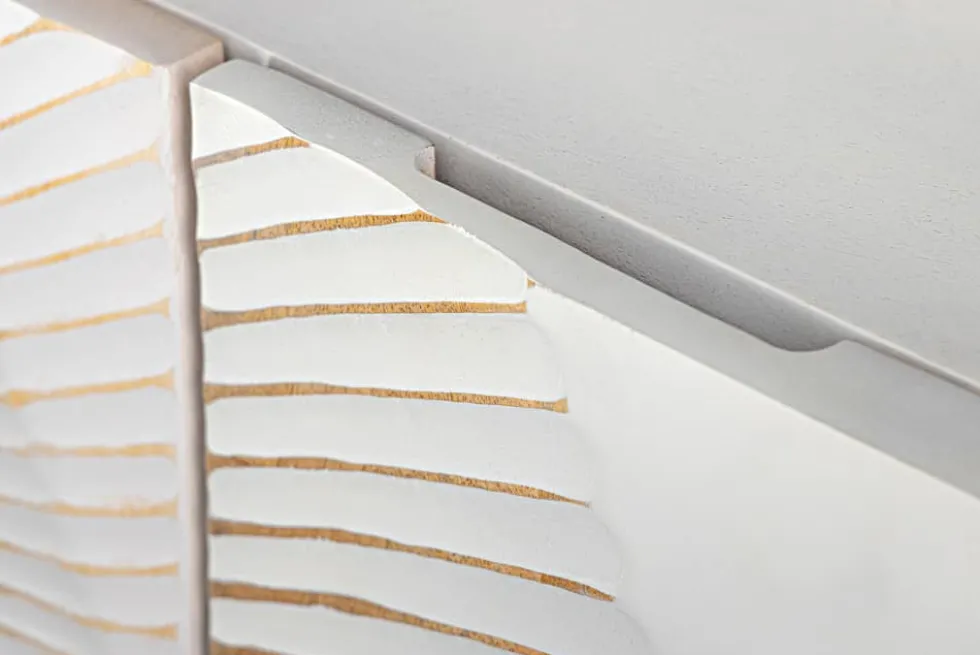 Handgearbeitetes Sideboard GOLDEN SUNSET 140cm weiß mit 3D Schnitzereien gold Mangoholz Metallbeine