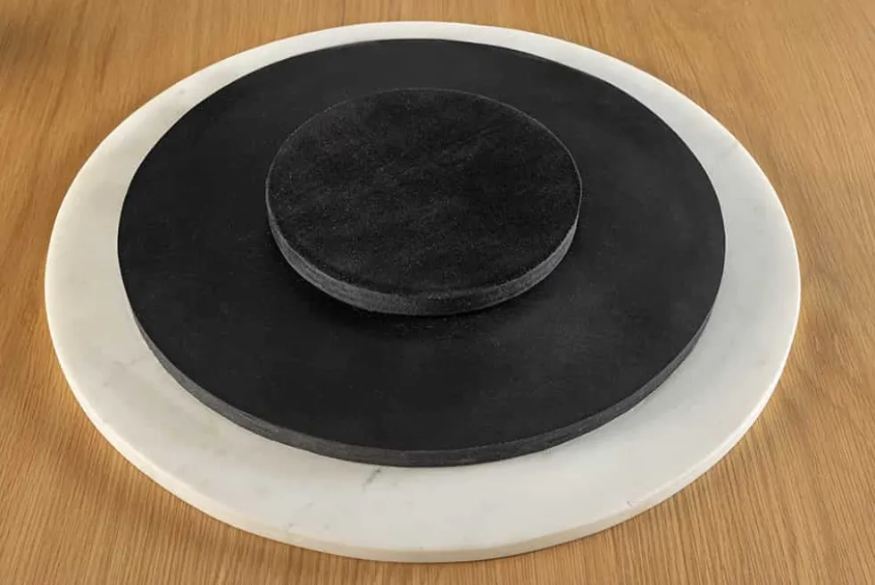 Handgefertigter Drehteller SERVANT 50cm weiß Marmor runde Dekoplatte