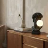 Handgefertigte Tischlampe DAVID 30cm schwarz Büste mit weißer Lampenkugel