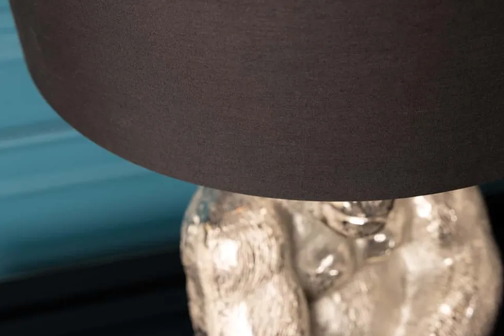 Handmade Tischlampe KONG 60cm silber Metall Affe Gorilla Dekoleuchte schwarzer Lampenschirm