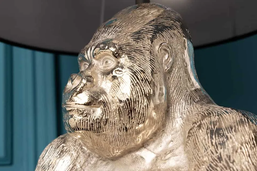 Handmade Tischlampe KONG 60cm silber Metall Affe Gorilla Dekoleuchte schwarzer Lampenschirm