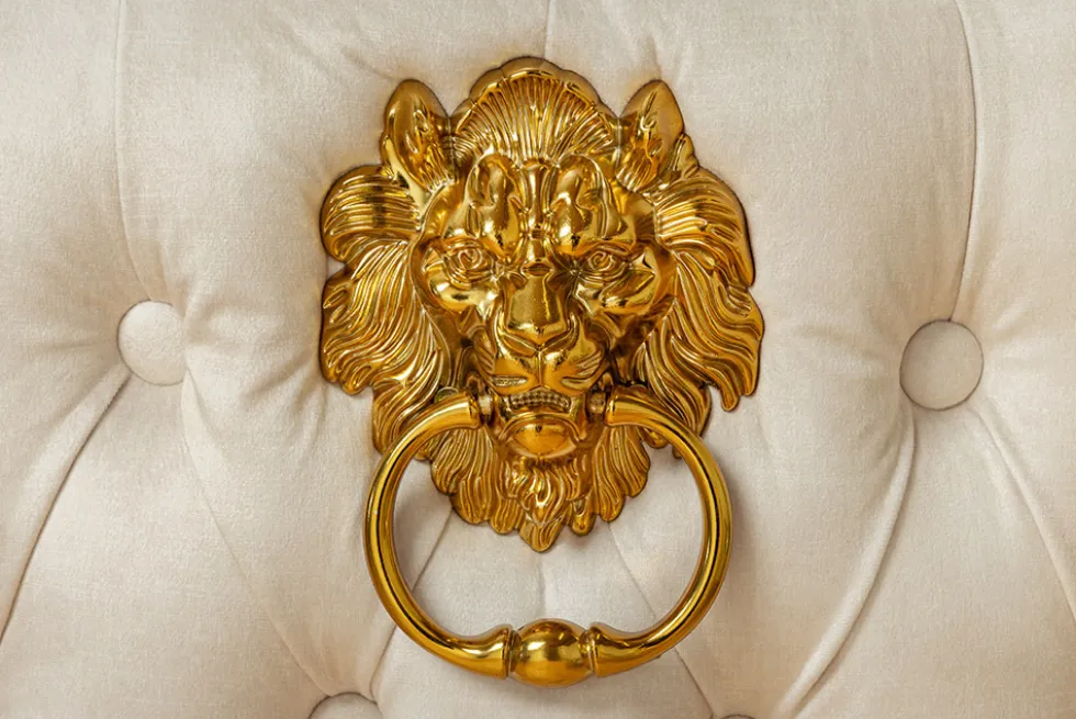 Höhenverstellbarer Barhocker CASTLE DELUXE beige Samt gold Edelstahl mit Löwenkopf