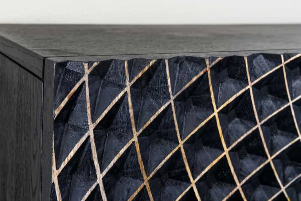 Hängendes TV-Board ILLUSION 160cm schwarz Mangoholz Massivholz mit 3D Schnitzereien gold
