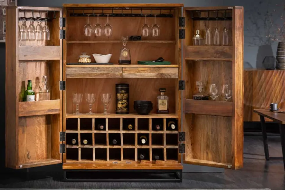 Massiver Barschrank SCORPION 141cm braun Mangoholz aufwendige 3D Schnitzereien