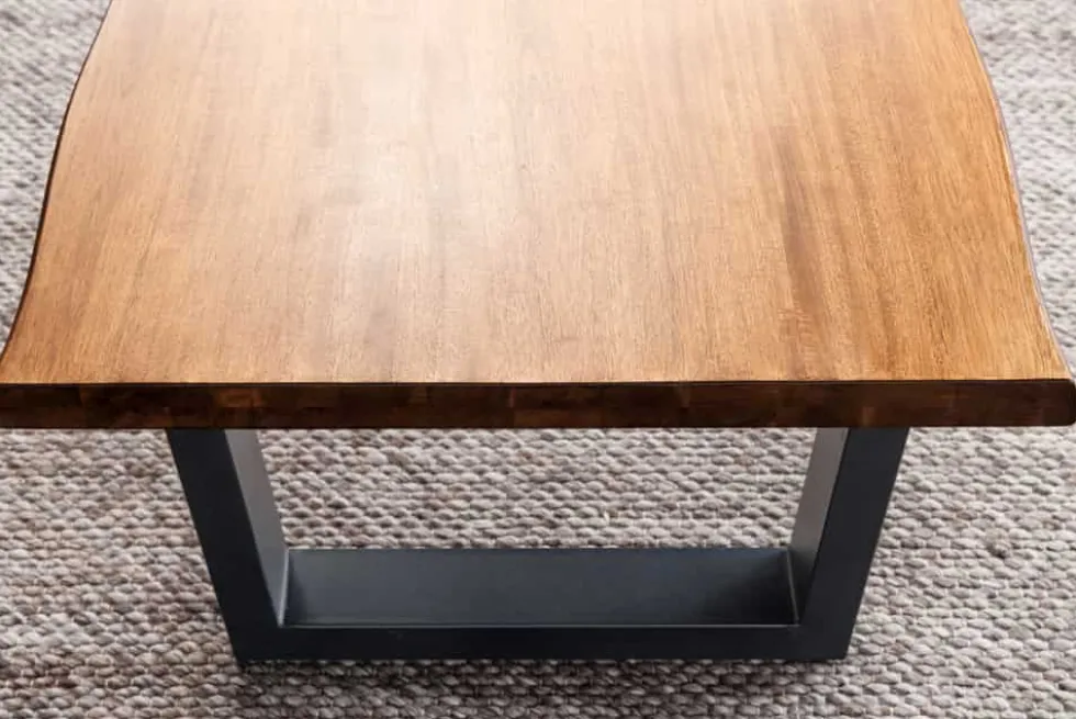 Massiver Couchtisch GENESIS 110cm braun Akazienholz Baumkante V-Gestell
