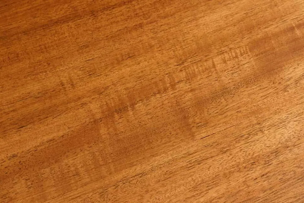 Massiver Couchtisch GENESIS 110cm braun Akazienholz Baumkante V-Gestell