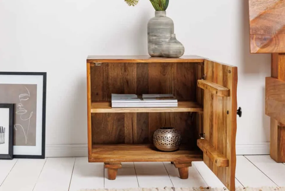 Massiver Nachttisch SCORPION 50cm braun Mangoholz Beistelltisch mit 3D Schnitzereien
