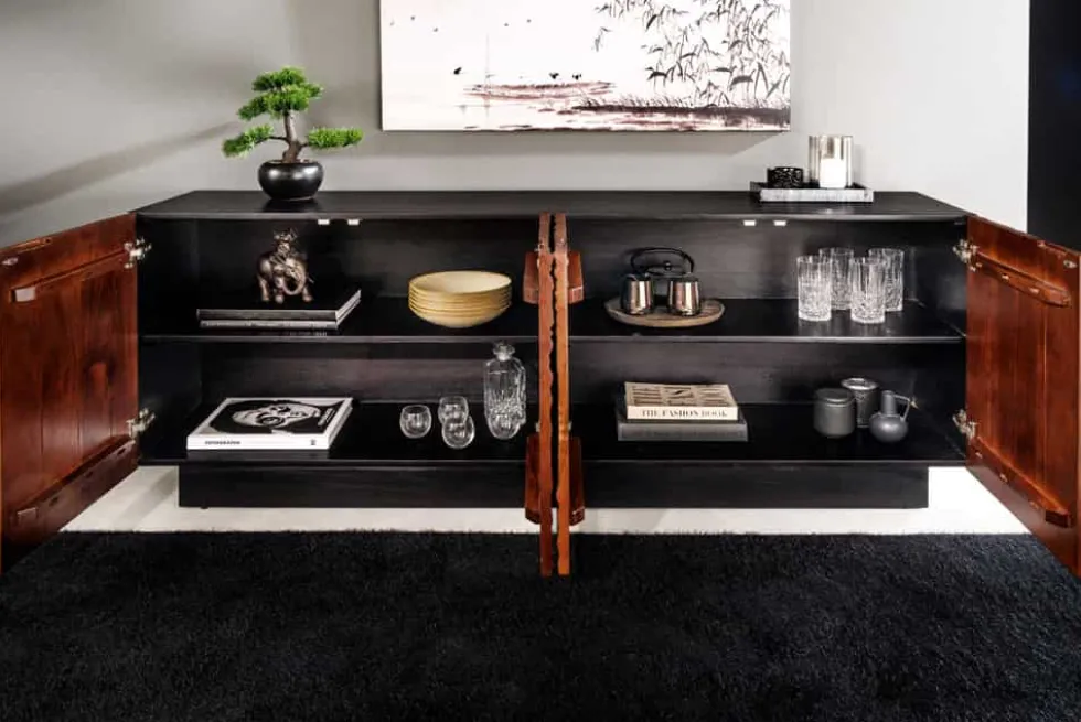 Massives Sideboard FLUID 175cm walnuss-braun Akazienholz 3D-Design schwarzer Sockelfuß