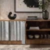 Massives TV-Board ZALVERO 150cm natur silber Mangoholz mit Metall-Aluminium Front