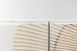 Massives TV-Lowboard GOLDEN SUNSET 180cm weiß gold Mangoholz 3D Schnitzereien Metallfüße