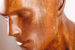 Massive Wandskulptur SOUL 60cm braun Mangoholz Wanddeko Athleten-Figur