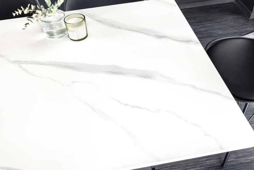 Moderner Esstisch GALAXIE 160cm weiß Keramik Marmor-Design glänzend Metallgestell schwarz