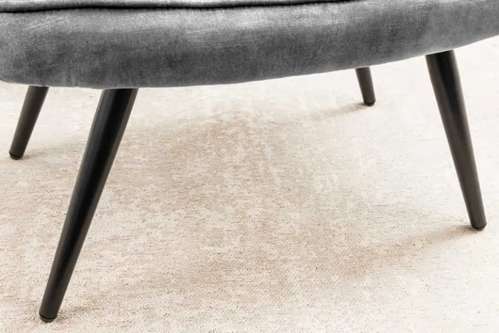 Moderner Hocker SCANDINAVIA grau Samt schwarze Metallbeine Fußhocker