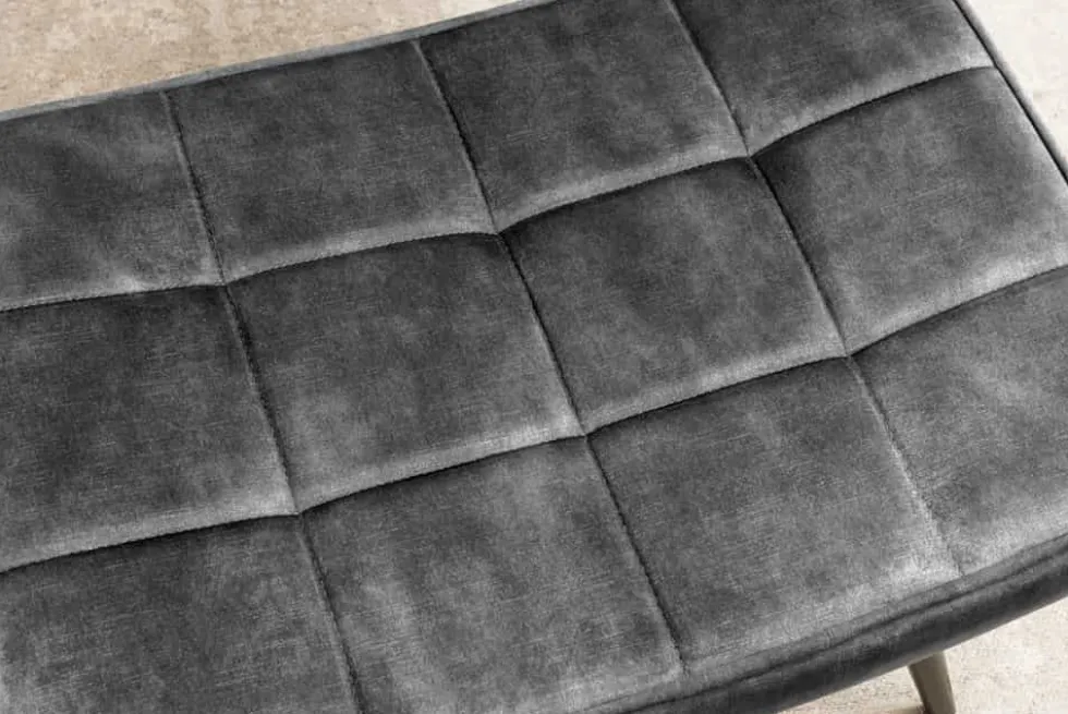 Moderner Hocker SCANDINAVIA grau Samt schwarze Metallbeine Fußhocker