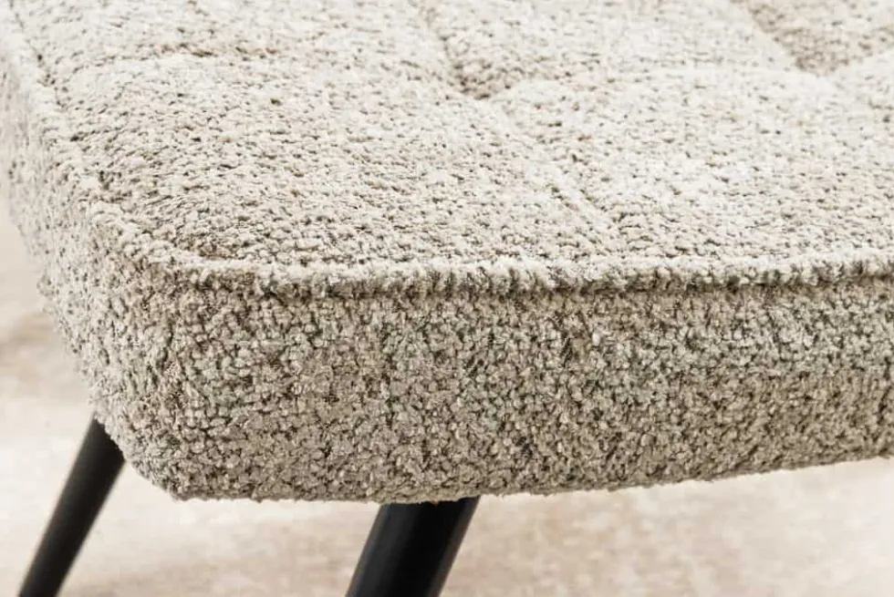 Moderner Hocker SCANDINAVIA champagner greige Bouclé schwarze Metallbeine Fußhocker