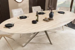 Ovaler Esstisch SCULPTURE 220cm natur Travertin Keramik champagner greige Metall