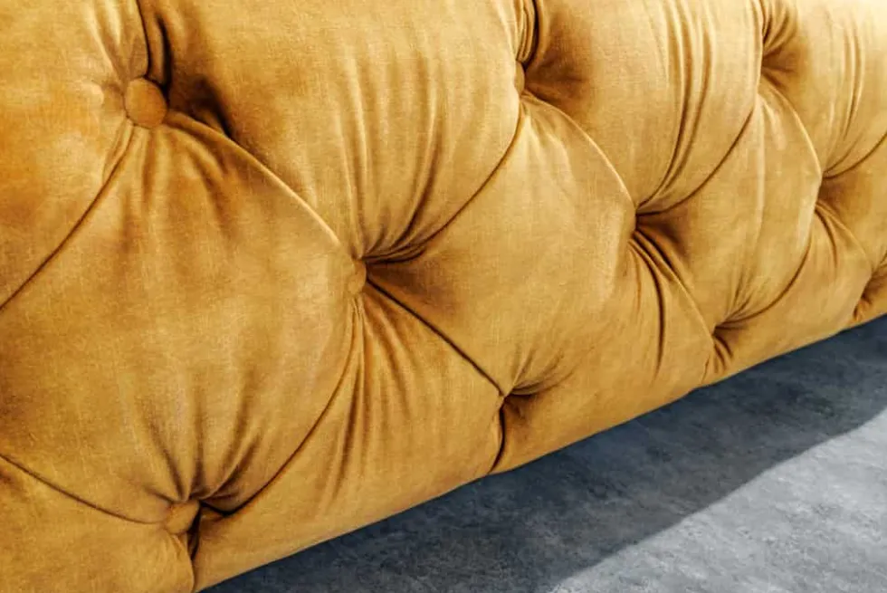 Queensize Doppelbett PARIS 160x200cm senfgelb Samt Chesterfield Design